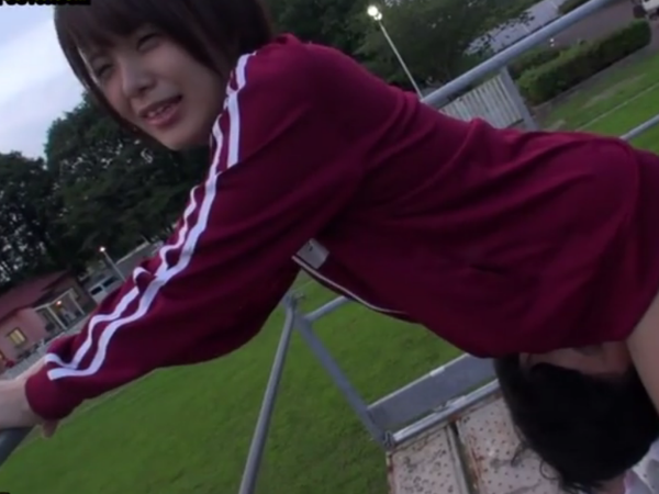 青空の下でクンニされる茶髪美女！
