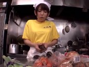 看板娘の淫乱美少女！配達先や店長とハメまくるビッチw