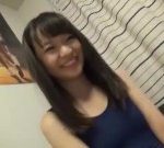 あどけない顔のエロカワ美少女とベッドでエッチ！