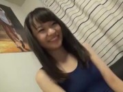 あどけない顔のエロカワ美少女とベッドでエッチ！