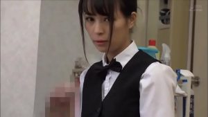 男性客のそそり立つちんぽに興奮してムラムラしちゃうお姉さん
