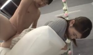 有無を言わせずバックで挿入するも感じてしまう巨乳美人w