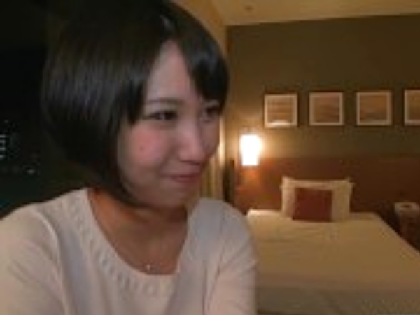 エッチな体の美人若妻と濃厚セックスして中出し！