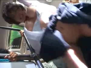 大人しい女子校生が電車の痴漢おじさんたちに犯されまくる！