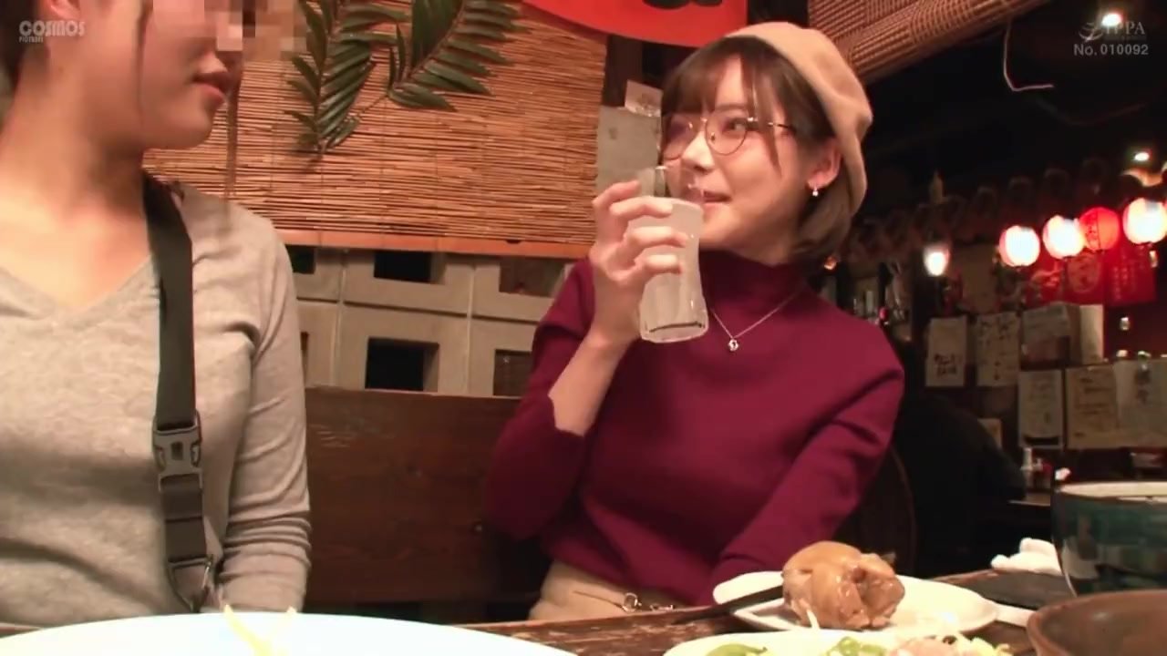 飲み会中友達の目の前でフェラを始める変態美女w