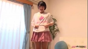 貧乳美少女JKがパイパンまんこを広げて中出しエッチで発情する！