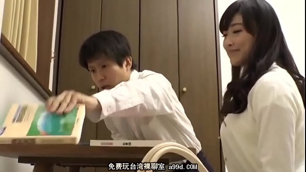 無防備に寝ちゃった美女の巨乳を舐めたりパイズリしたり悪戯しまくる