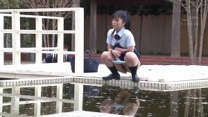 我慢できなくて野外でおしっこしちゃうおバカJKを媚薬飲ませて生SEX！