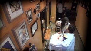 痴女美容師に逆レイプされる！パイパンまんこを見せつけて誘惑w