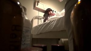 入院中の小娘が寝ている間こっそり中出し！