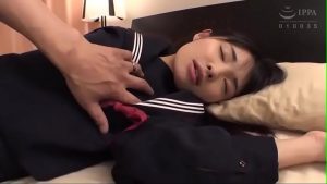 18歳りなちゃんが制服本番！ムチムチの太ももの触り心地が最高すぎ
