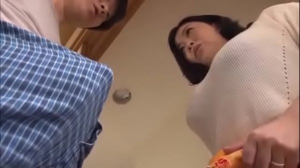 友だちの巨乳ママに興奮が抑えきれず風呂場でずぶ濡れエッチ！