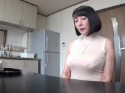 巨乳人妻OLが会社のオフィスで男性社員の性処理業務でイカ臭くなるww