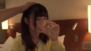 押しに弱い巨乳美女にお酒を飲ませて強制中出しする鬼畜男たち