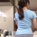 美人母親が家事をしてたら息子に襲われキッチンで近親相姦！