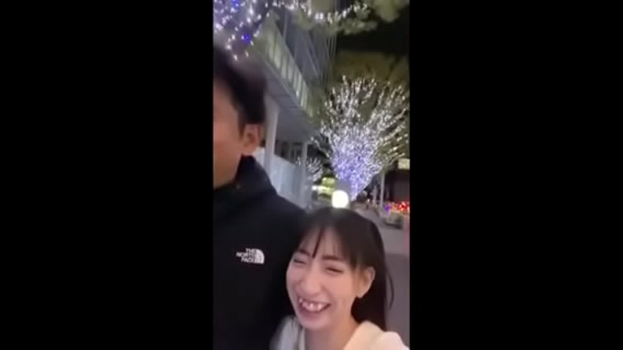 ロリ貧乳美少女が騎乗位で腰振り！リビングで中出しSEX！