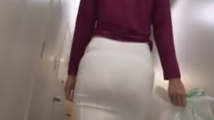 デカ尻変態人妻が車内で誘ってチンポを舐めて口内射精をさせる！