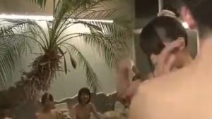 美巨乳女性たちが童貞キモ男たちのチンポを筆おろし！