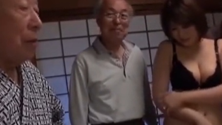 会社の上司たちに寝取られるかわいい奥さんｗｗ