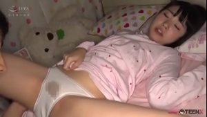 眠っているロリ美少女に夜這い！イジられるだけで濡れるエッチなおまんこ♡