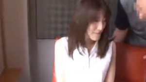 おじいちゃんのチンポでイカされまくる美女