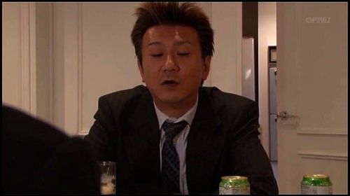 爆乳黒ギャル人妻が配達員を誘惑！自慢のデカ乳でパイズリ射精！