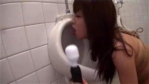便所の床や便器を舐めて興奮するガチ変態女がヤバすぎるw