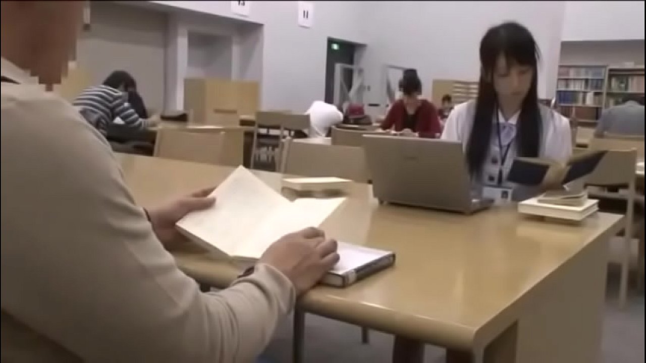 クール系な見た目のセクシーOLにムラムラしてたまらずエッチ！