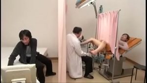 旦那や彼氏がすぐそばにいるのに医者にセクハラされる女たち
