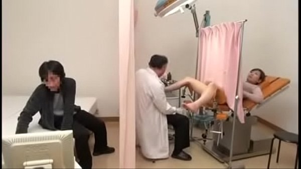 旦那や彼氏がすぐそばにいるのに医者にセクハラされる女たち