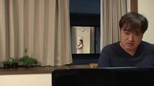 無防備なお隣さんのオナニーを覗いてしまい…♡