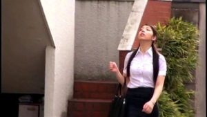 隣の部屋に住むスタイル完璧なお姉さんとゴム無しセックス！