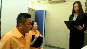 コンビニ本部のニーハイOLがおじさんチンポに狂わされる！
