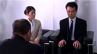 夫の社長と社長室で中出しセックスに励む人妻！