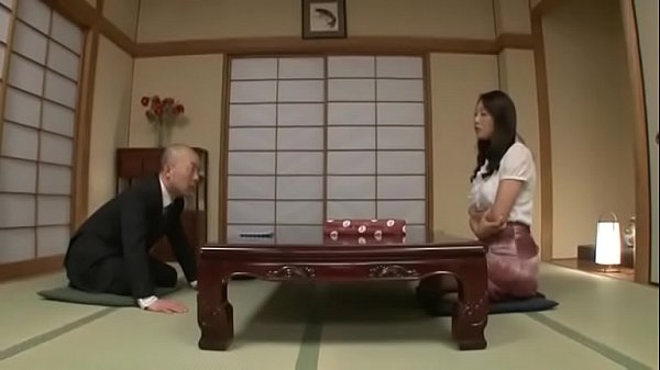 友達の母親を中出しレイプ！号泣してる息子の隣でガチ種付け！