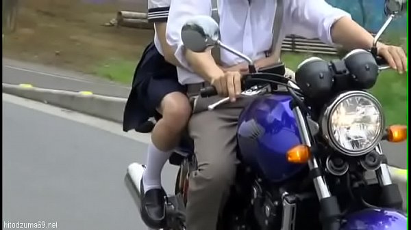 美少女JKはおじさんチンポに夢中！草むらの中で青姦する！