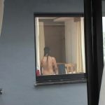 お隣さんの着替えを覗いてしまった男性。痴女の誘惑に翻弄される。