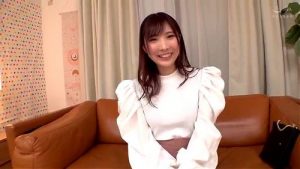 エッチな下着で誘惑してきた美乳パイパン女とソファで中出しSEX