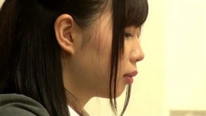 満員電車で美少女JKが誰にも気づかれないままレイプされちゃう！