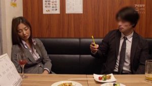 出張先で部下と相部屋に何度も中出しされる美人女上司！