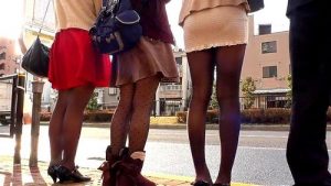 デカチン男に痴漢されてトイレでチンポしゃぶる淫乱痴女