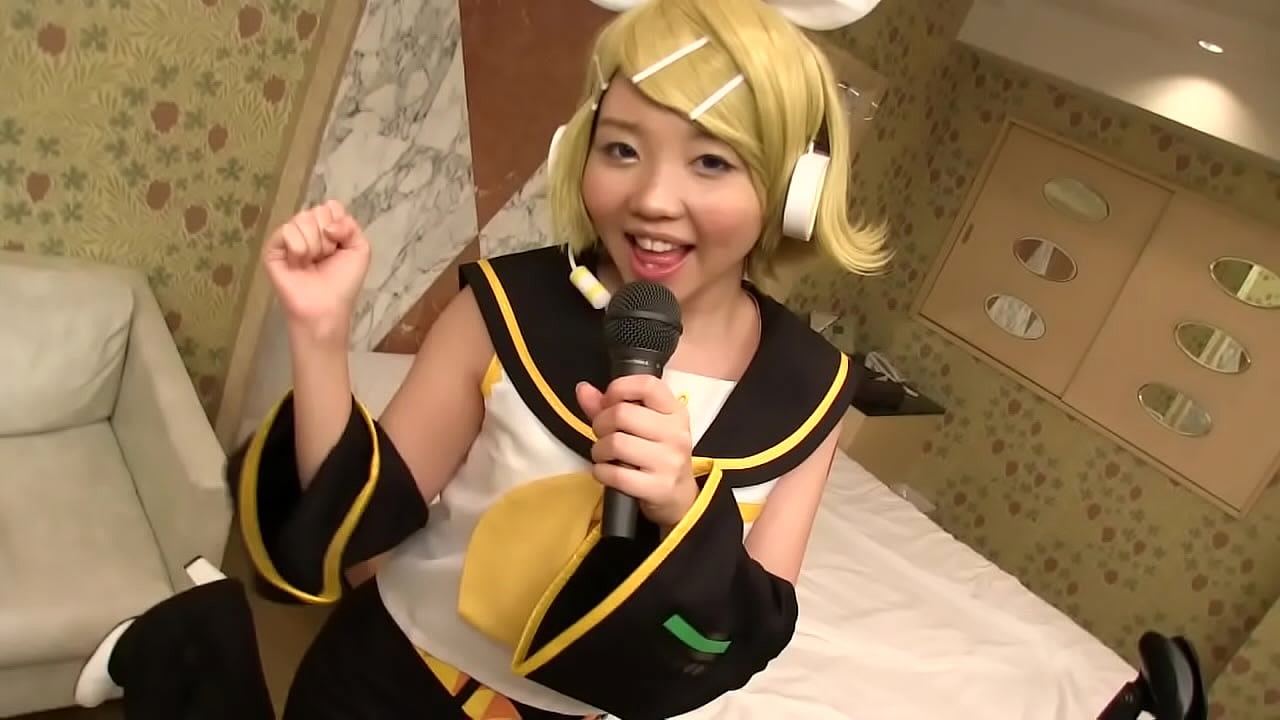 【ボカロ】笑顔が可愛い美人巨乳素人が鏡音リンコスでイキまくる！