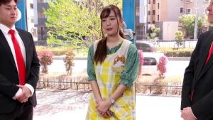 可愛いエプロンのお姉さんがエロい声で喘ぎまくる！