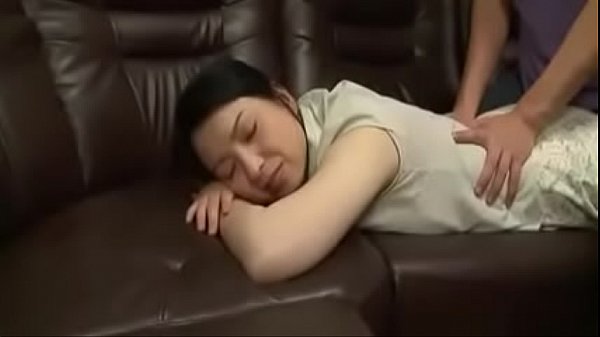 寝ている人妻を無理やり犯す！その後ベッドで不倫NTRセックス！