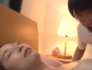 寝ているお母さんのおっぱいがエロすぎて襲って中出ししたw