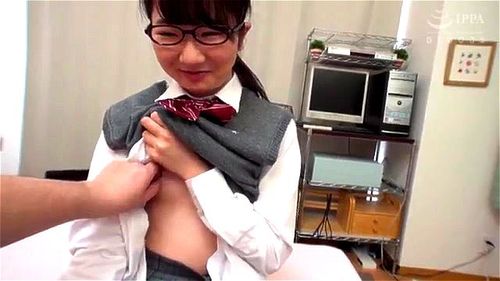 素人陰キャのメガネJKがAVに出演！？処女を売った文学少女！