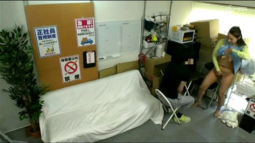 バイトの休憩中にパートの奥さんとこっそり中出しセックス！