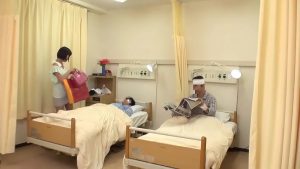 病室でセックスをする変態お姉さんのケツがエロすぎる！