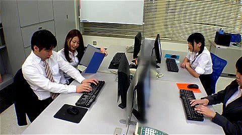 社員が女性しかいない会社で数人に誘惑されてハーレム状態に！