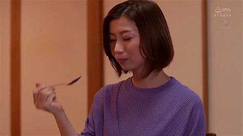 美人巨乳人妻が息子の同級生チンポに堕とされて汗だくSEX